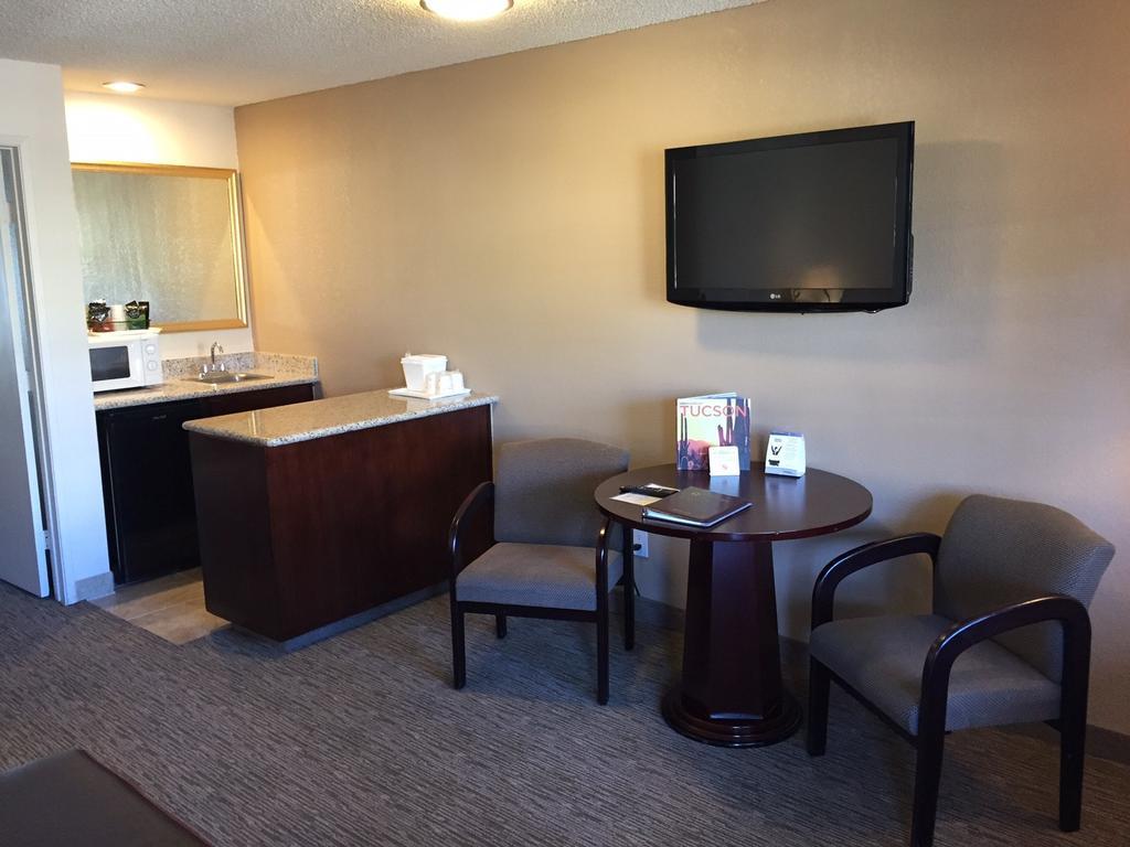 Отель Ramada Tucson East Экстерьер фото