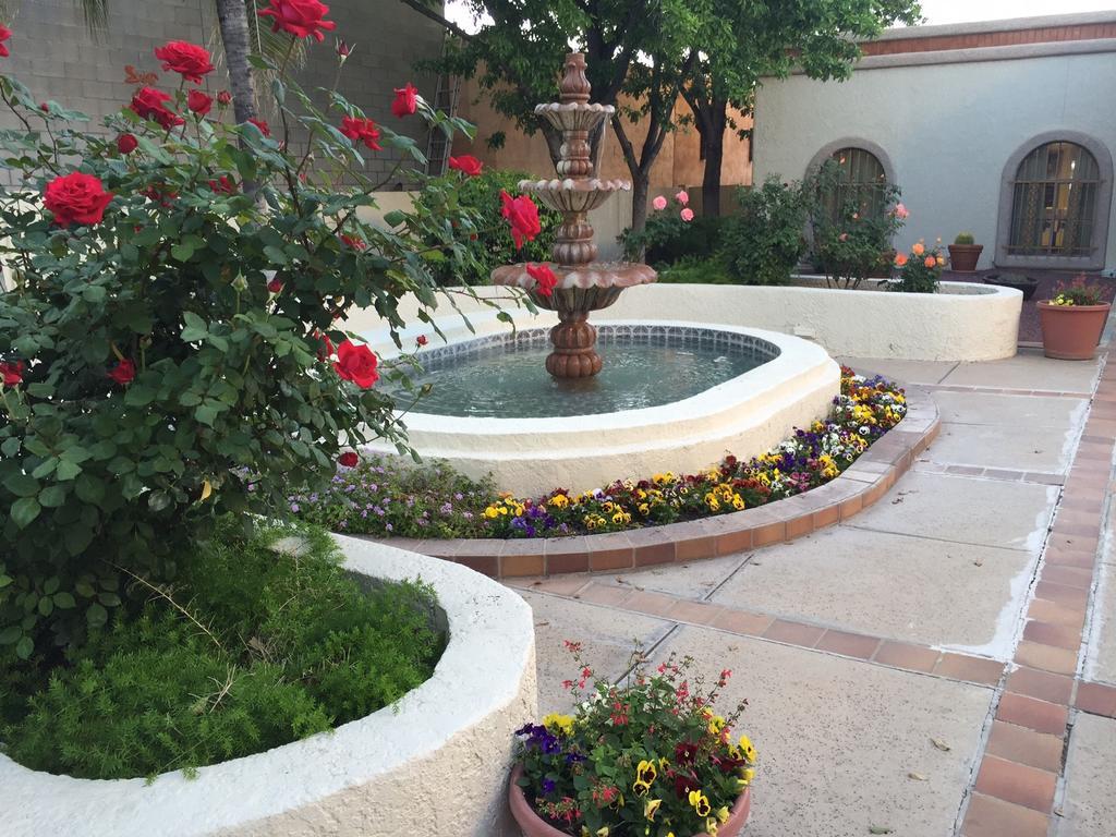 Отель Ramada Tucson East Экстерьер фото