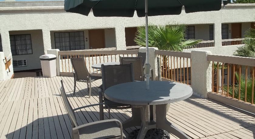 Отель Ramada Tucson East Экстерьер фото
